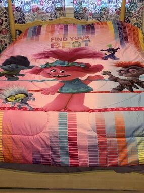 Dreamworks Pink & Multicolor Trolls 'Find Your Beat' Comforter
